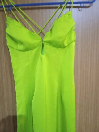 Vestido verde con escote cruzado