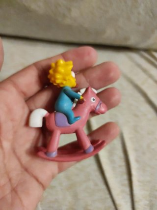 Figura Maggie Simpson en caballito balancín