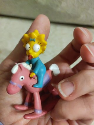 Figura Maggie Simpson en caballito balancín