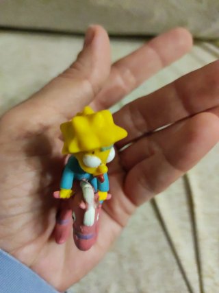 Figura Maggie Simpson en caballito balancín