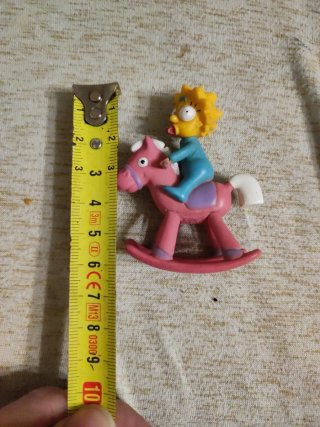 Figura Maggie Simpson en caballito balancín