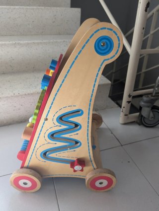 Andador infantil con actividades