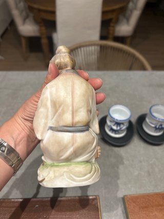Figura decorativa, cuenco y vasos té