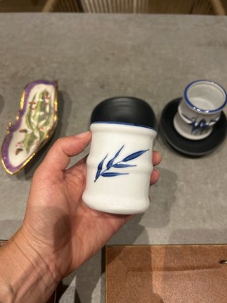 Figura decorativa, cuenco y vasos té