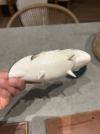 Figura decorativa, cuenco y vasos té