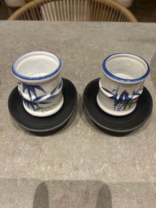 Figura decorativa, cuenco y vasos té