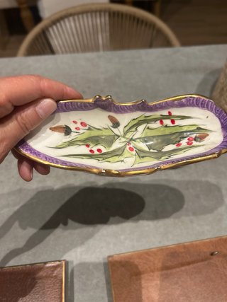 Figura decorativa, cuenco y vasos té