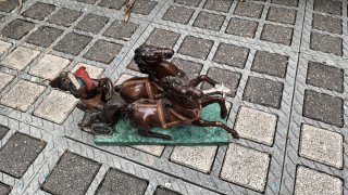 Figura antigua de bronce: jinete y caballos