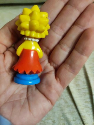 Figura Lisa Simpson con cuchillo