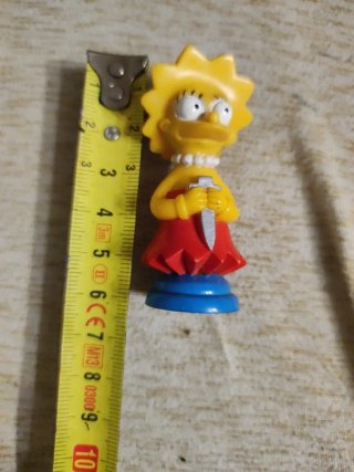 Figura Lisa Simpson con cuchillo
