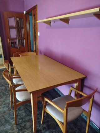 Mesa de comedor y 4 sillas de madera.