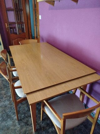 Mesa de comedor y 4 sillas de madera.