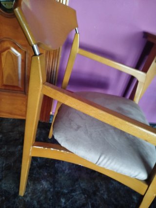 Mesa de comedor y 4 sillas de madera.