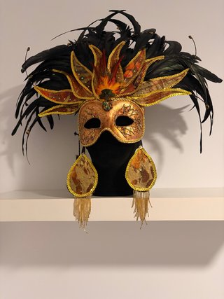 Máscara veneciana con plumas y pendientes