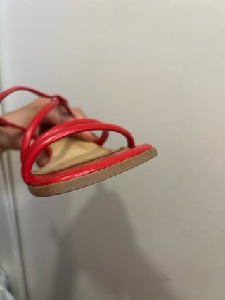Sandalias rojas puntera cuadrada tacón kitten