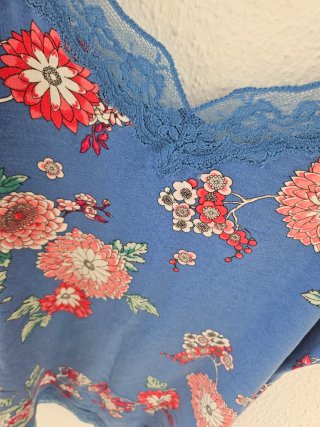 Camiseta floral azul con encaje