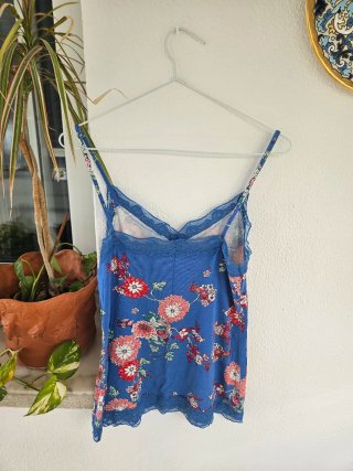 Camiseta floral azul con encaje