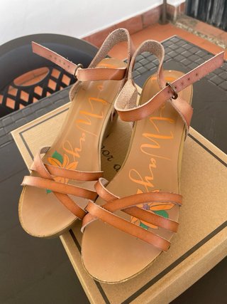 Sandalias de tacón cuña rígida