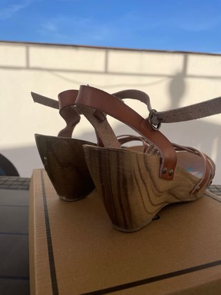 Sandalias de tacón cuña rígida