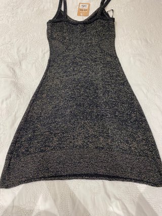 Vestido corto negro y dorado con etiqueta