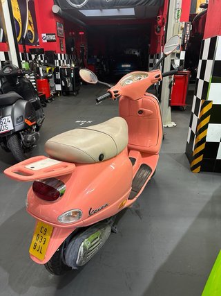 Vespa LX50 Scooter Automática Rosa