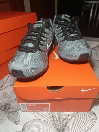 Zapatillas Nike Air Max invigor. Gris y Negro..