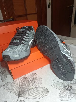 Zapatillas Nike Air Max invigor. Gris y Negro..
