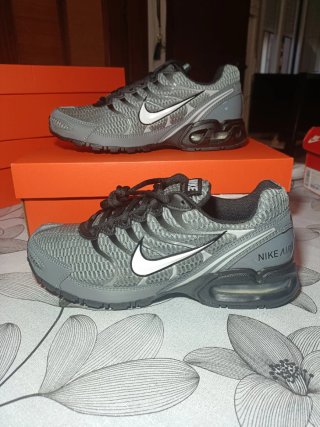 Zapatillas Nike Air Max invigor. Gris y Negro..