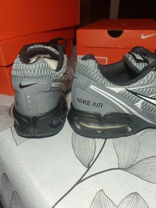 Zapatillas Nike Air Max invigor. Gris y Negro..