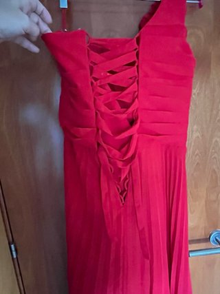 Vestido rojo de fiesta, un solo hombro, largo.