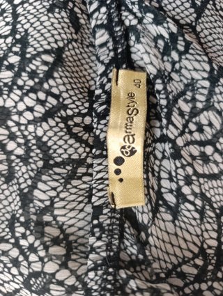 Camicetta leggera con scollo e laccetto