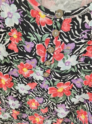 Camiseta floral sin mangas