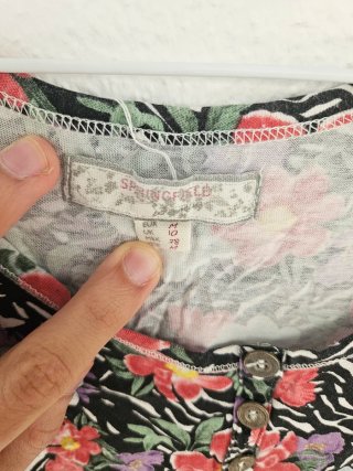 Camiseta floral sin mangas