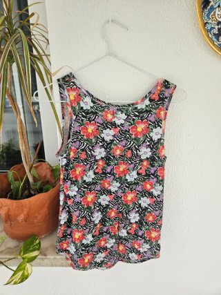 Camiseta floral sin mangas