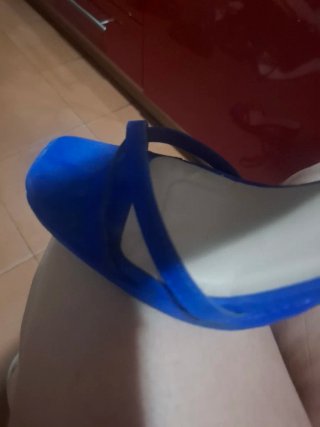 Sandalias azules de tacón casi muevas