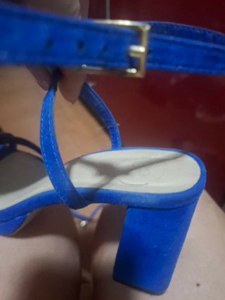 Sandalias azules de tacón casi muevas