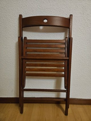 Silla plegable de madera oscura