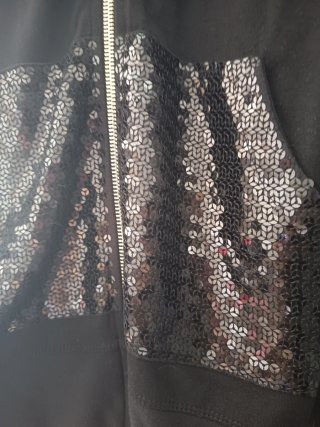 Chaqueta negra con cremallera y lentejuelas