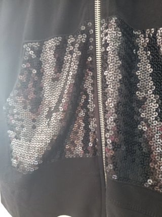 Chaqueta negra con cremallera y lentejuelas