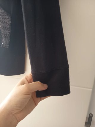 Chaqueta negra con cremallera y lentejuelas