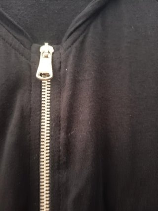Chaqueta negra con cremallera y lentejuelas