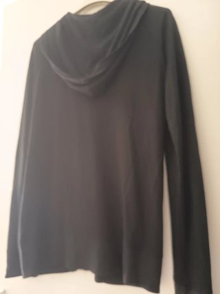 Chaqueta negra con cremallera y lentejuelas