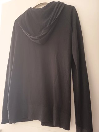Chaqueta negra con cremallera y lentejuelas