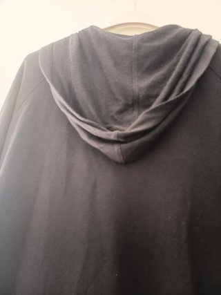 Chaqueta negra con cremallera y lentejuelas