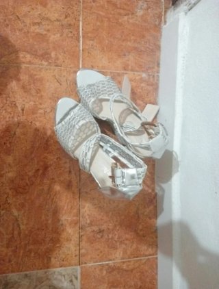 Tacones plateados serpiente, talla 37