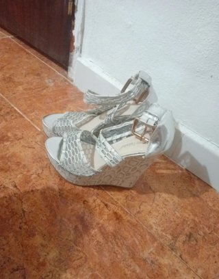 Tacones plateados serpiente, talla 37