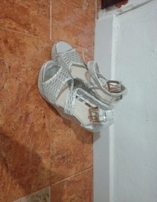 Tacones plateados serpiente, talla 37