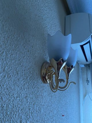 Aplique de pared dorado con tulipas de cristal