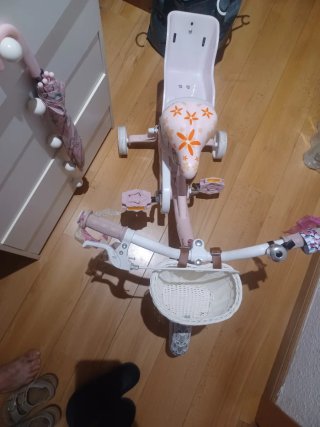 Bicicleta infantil rosa con cesta