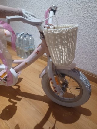 Bicicleta infantil rosa con cesta